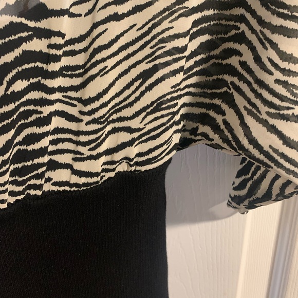 GUESS Authentic Brand Top (Size - XS) Sweater Shirting - Picture 13 of 13